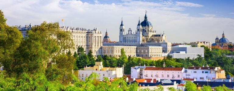 Vista panorâmica do Palácio Real e da Catedral de Almudena no Centro Histórico de Madrid.