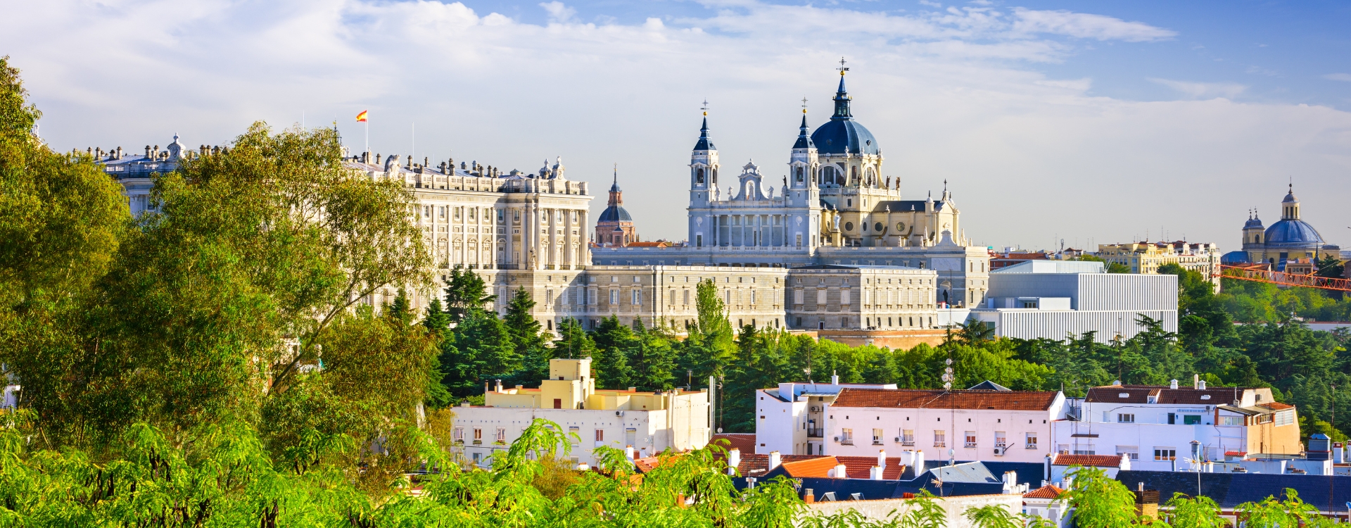 Vista panorâmica do Palácio Real e da Catedral de Almudena no Centro Histórico de Madrid.