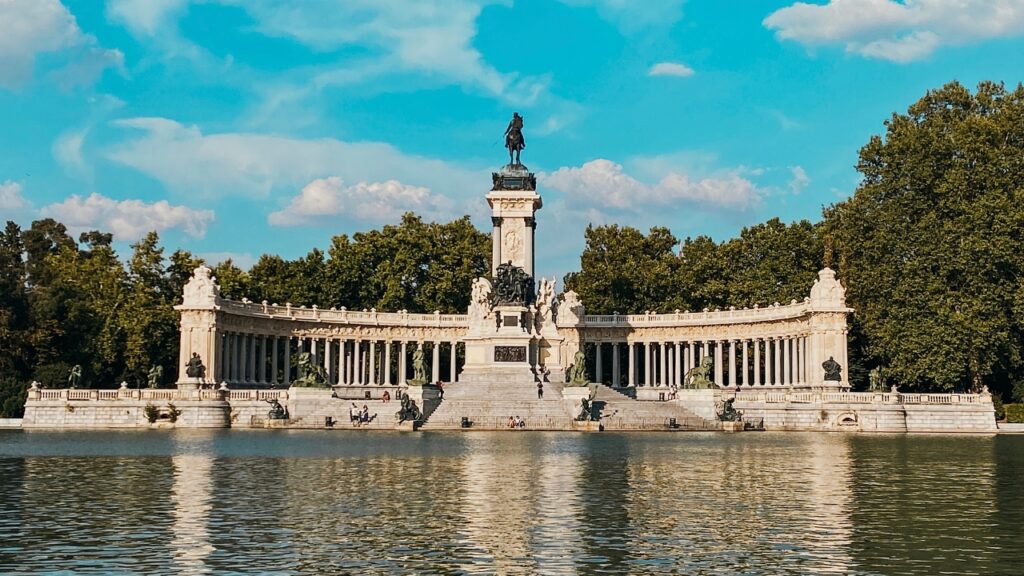 Vista do monumento a Alfonso XII refletido no lago do Parque do Retiro, em Madrid.